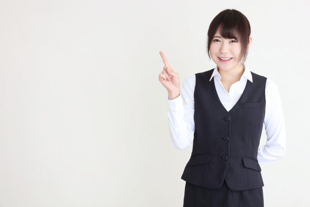 説明している女性