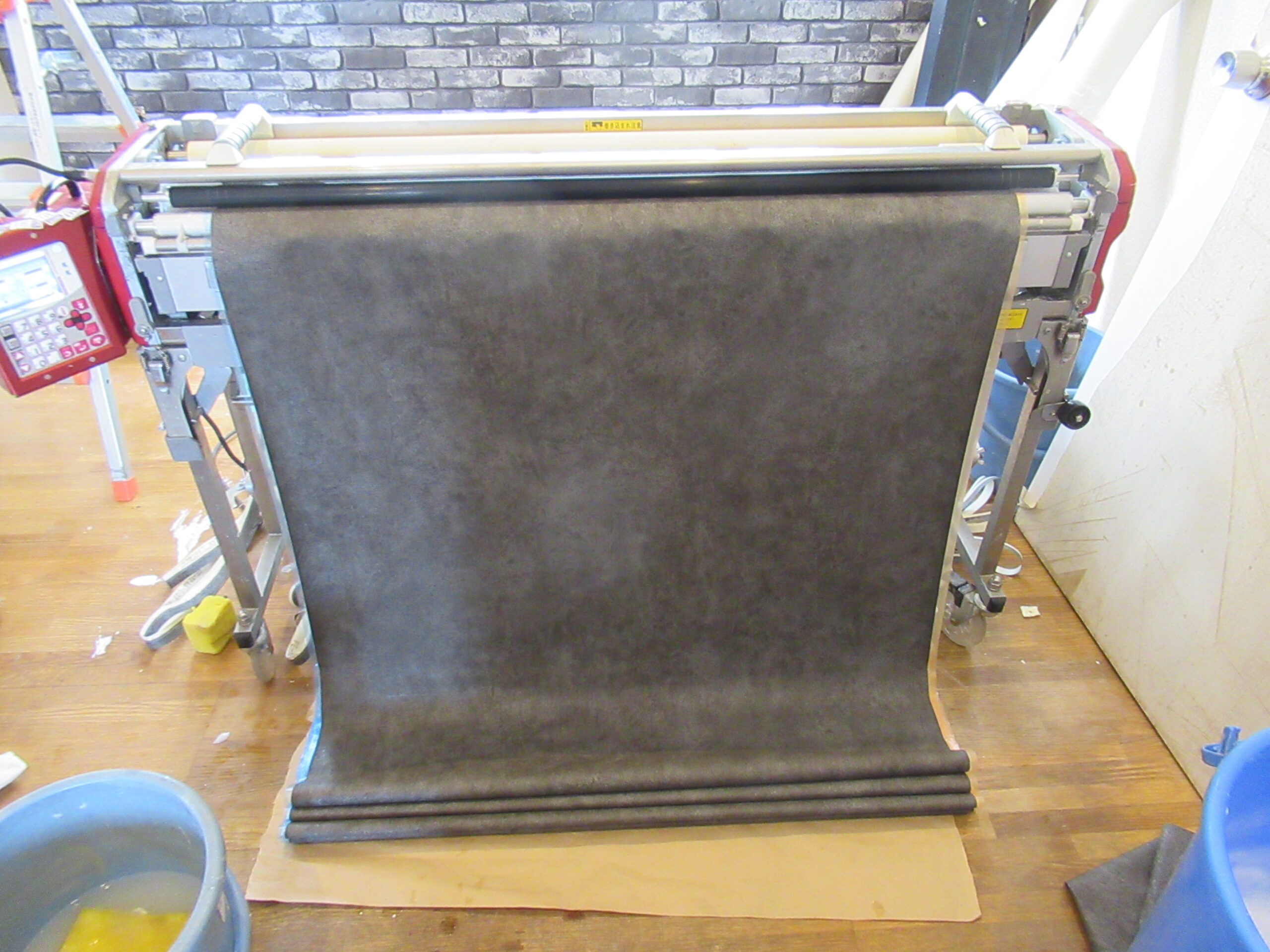 壁紙クロスの糊付け機